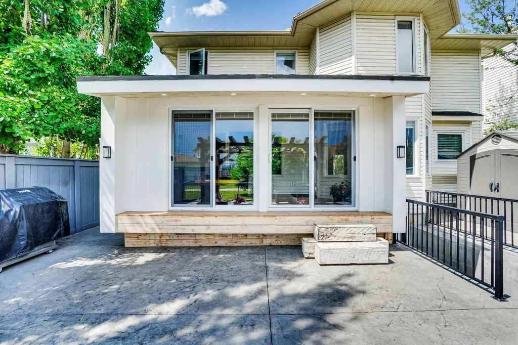 73 Riverview Close SE Calgary AB T2C4C5