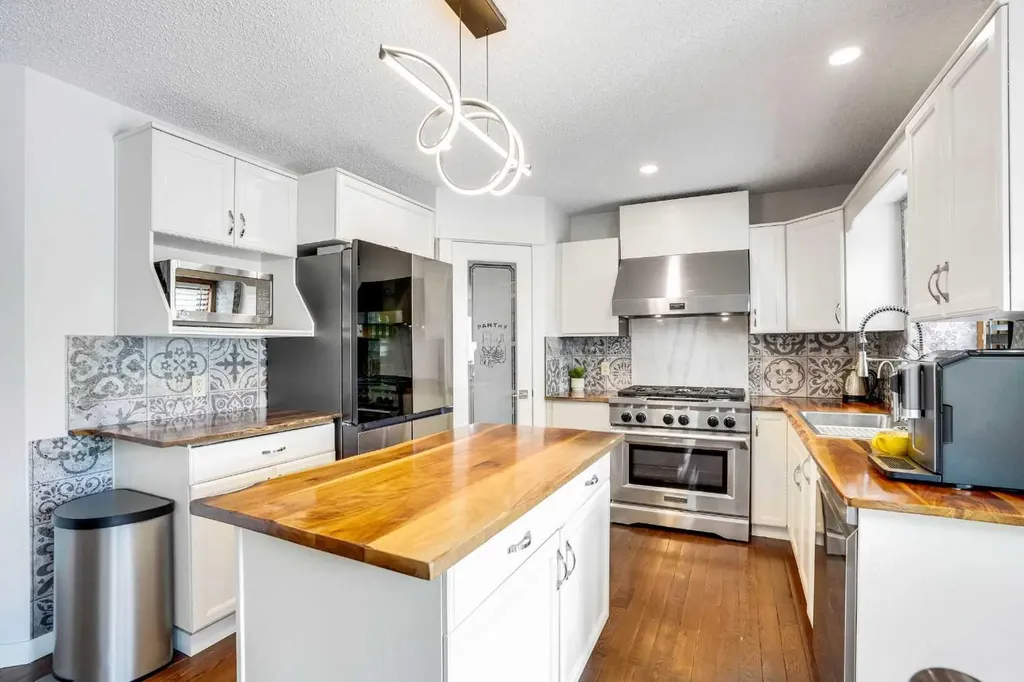 73 Riverview Close SE Calgary AB T2C4C5