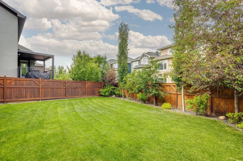 11 Aspen Vista Way SW Calgary AB T3H 0Y7