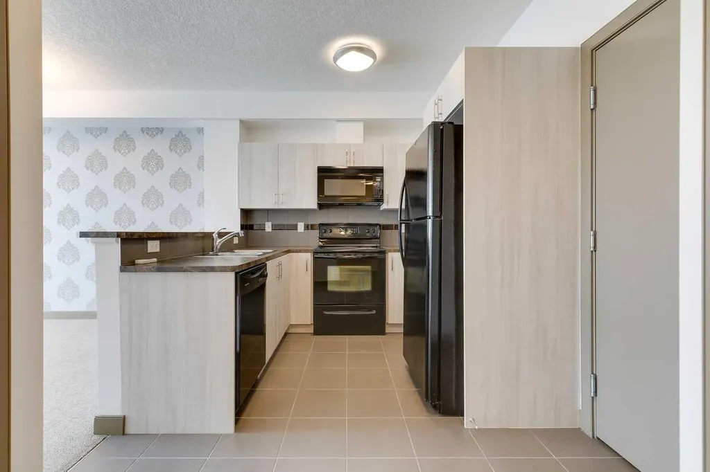 2420 34 Avenue SW Calgary AB T2T 2C8