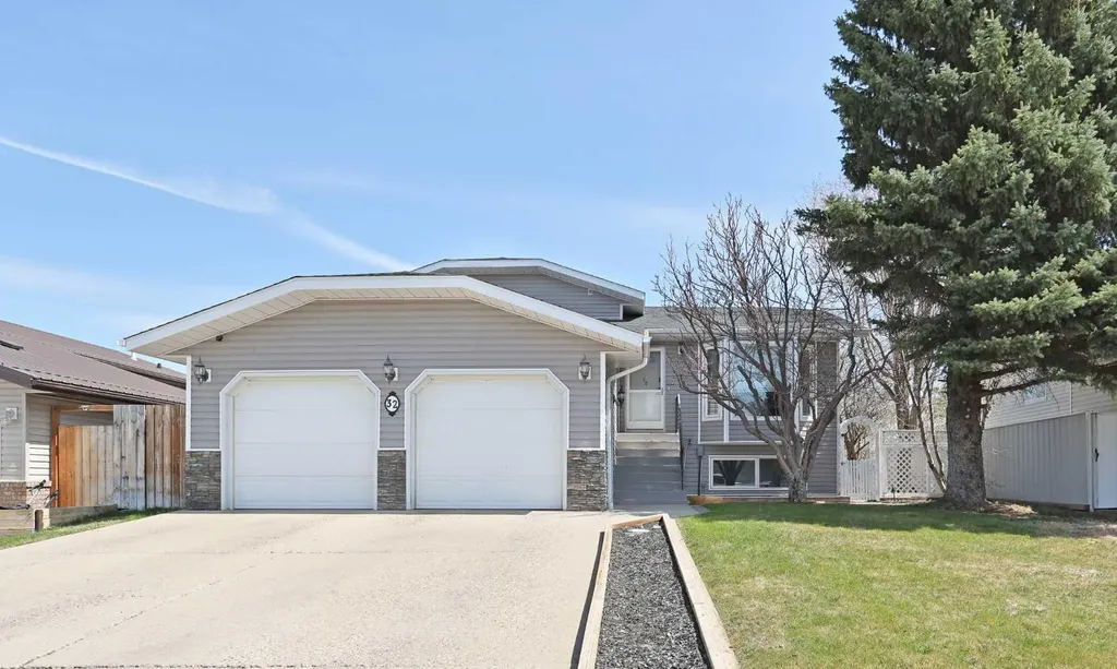 32 Upland Crescent Brooks AB T1R 0P5