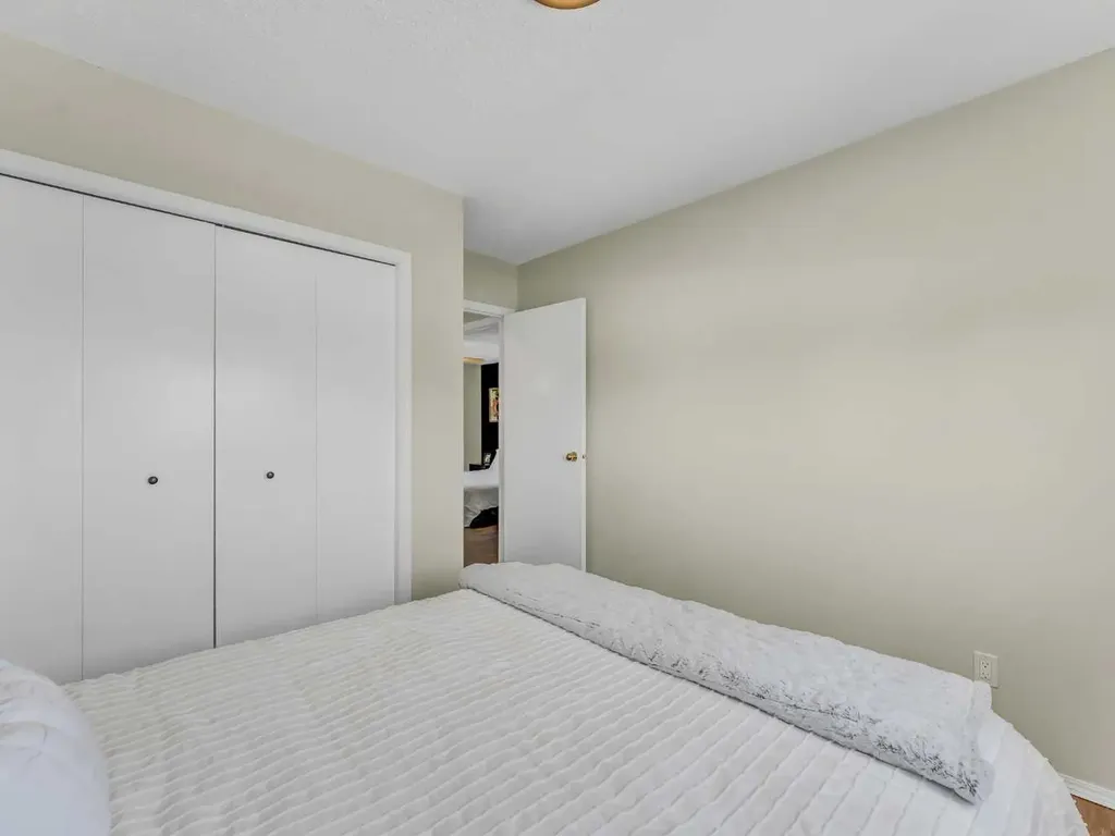 32 Upland Crescent Brooks AB T1R 0P5