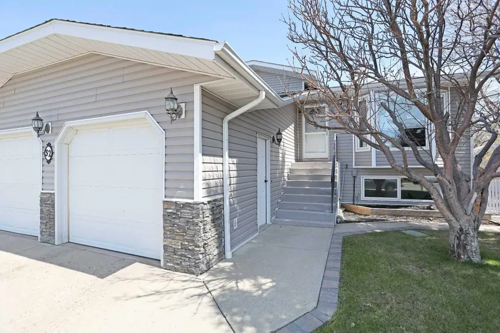 32 Upland Crescent Brooks AB T1R 0P5