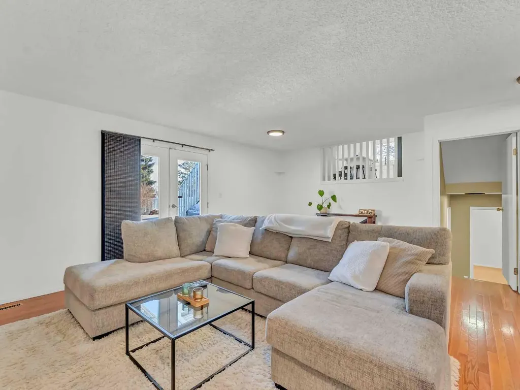 32 Upland Crescent Brooks AB T1R 0P5