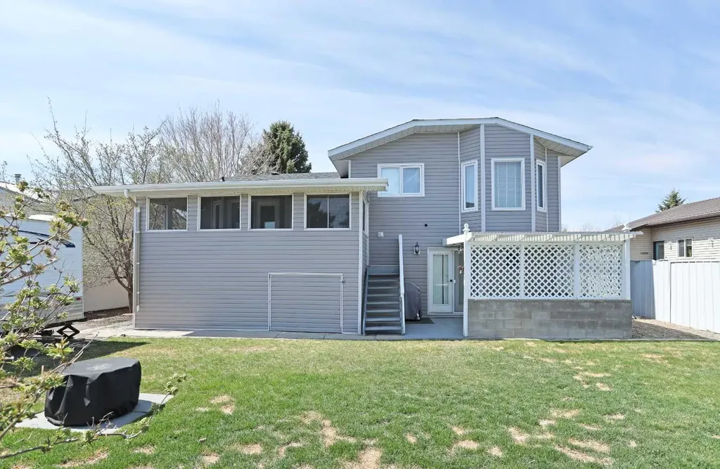 32 Upland Crescent Brooks AB T1R 0P5