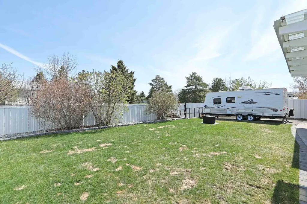 32 Upland Crescent Brooks AB T1R 0P5