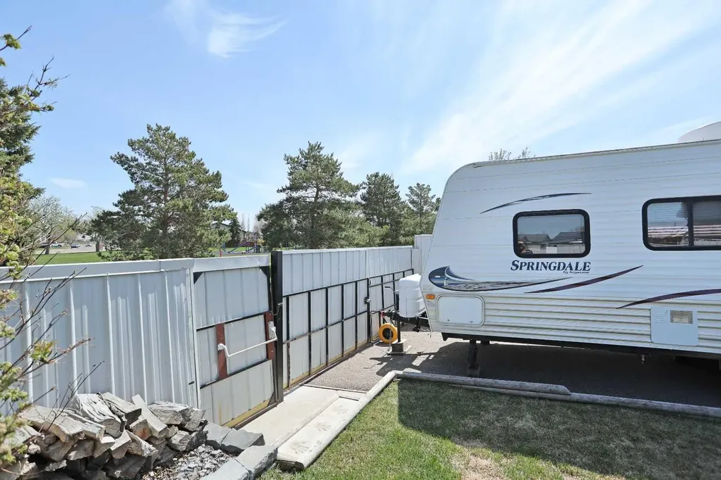 32 Upland Crescent Brooks AB T1R 0P5