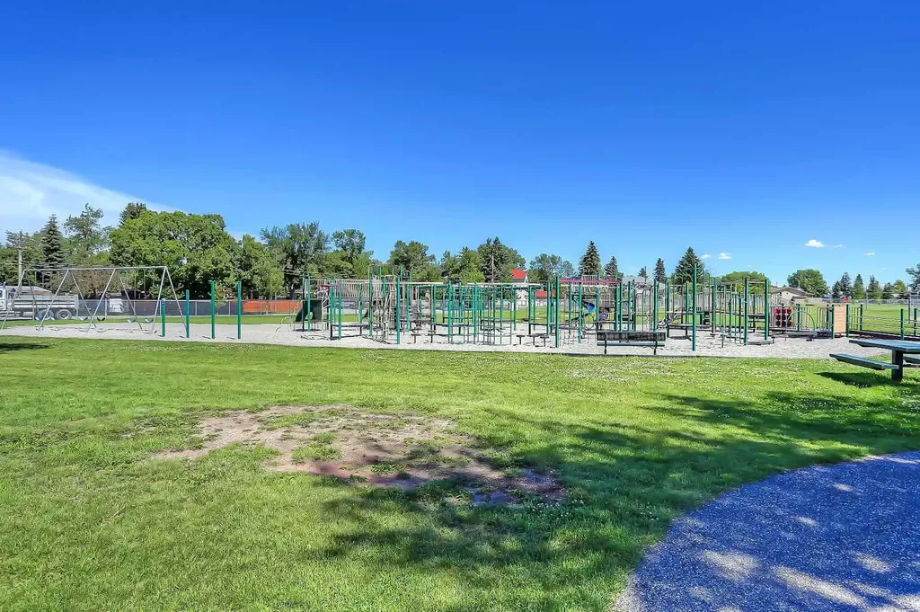828 8 Avenue NE Calgary AB T2E 9E2