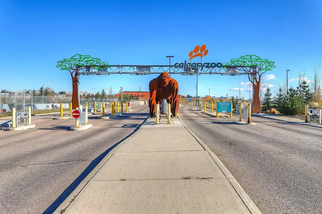 828 8 Avenue NE Calgary AB T2E 9E2