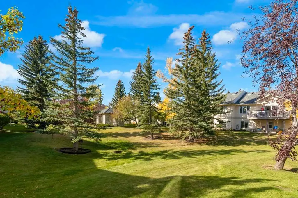 119 Edgepark Villas NW Calgary AB T3A 3S2