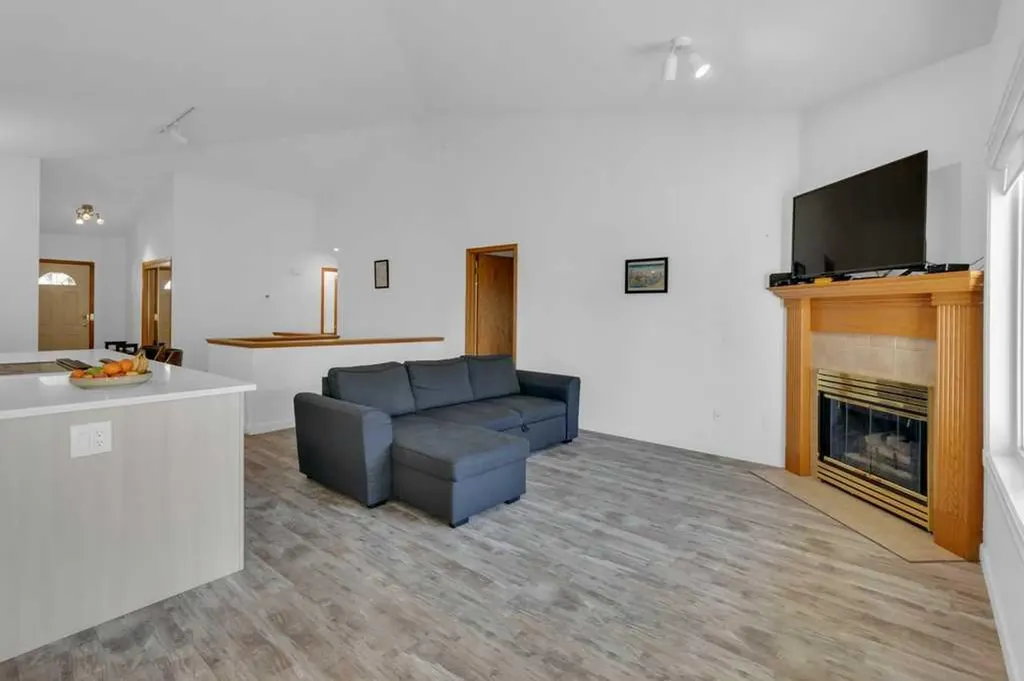 119 Edgepark Villas NW Calgary AB T3A 3S2
