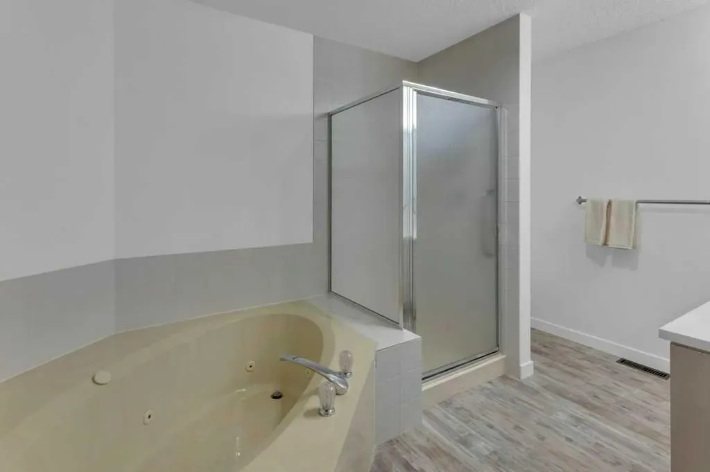 119 Edgepark Villas NW Calgary AB T3A 3S2