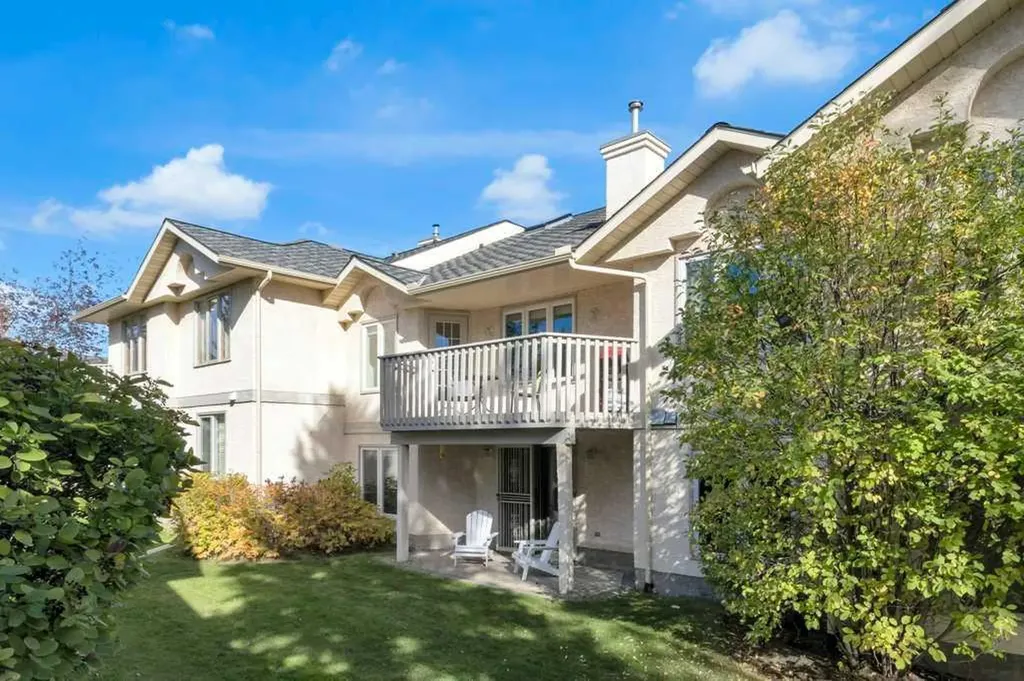119 Edgepark Villas NW Calgary AB T3A 3S2