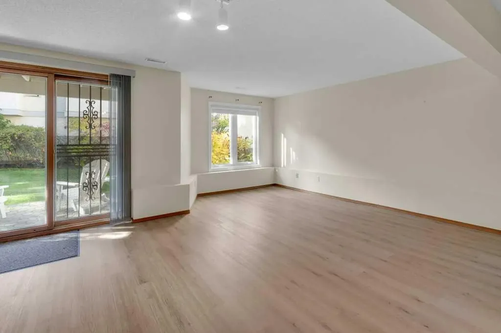 119 Edgepark Villas NW Calgary AB T3A 3S2