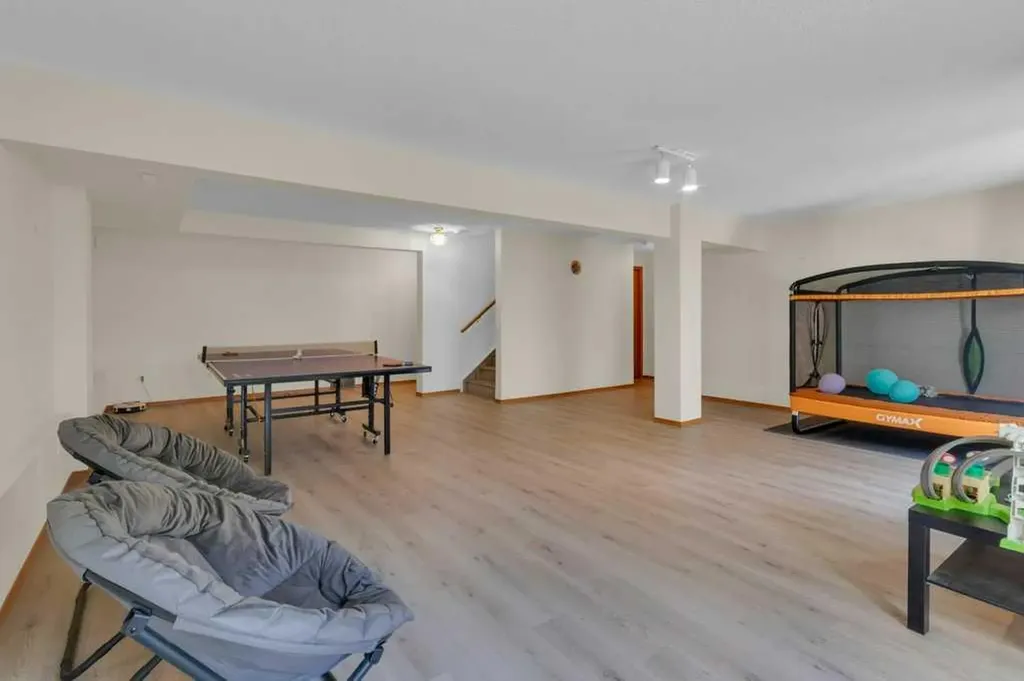 119 Edgepark Villas NW Calgary AB T3A 3S2