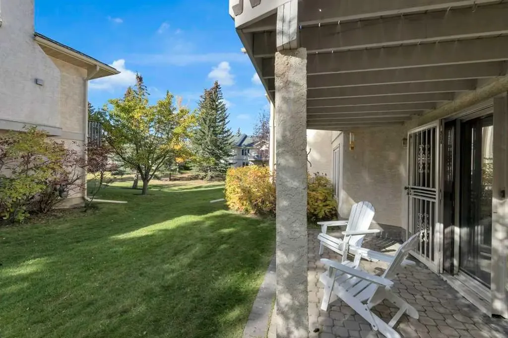 119 Edgepark Villas NW Calgary AB T3A 3S2