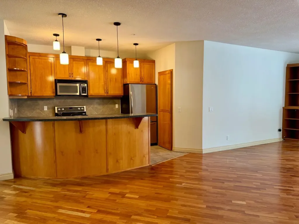 24 Hemlock Crescent SW Calgary AB T3C 2Z1