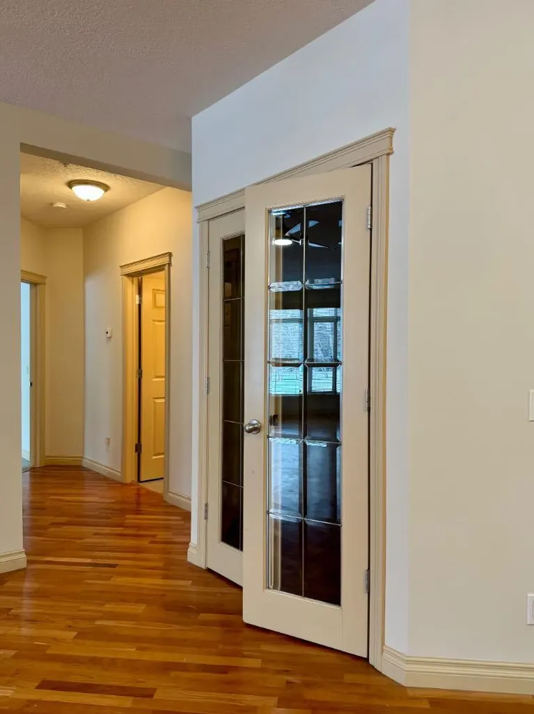 24 Hemlock Crescent SW Calgary AB T3C 2Z1