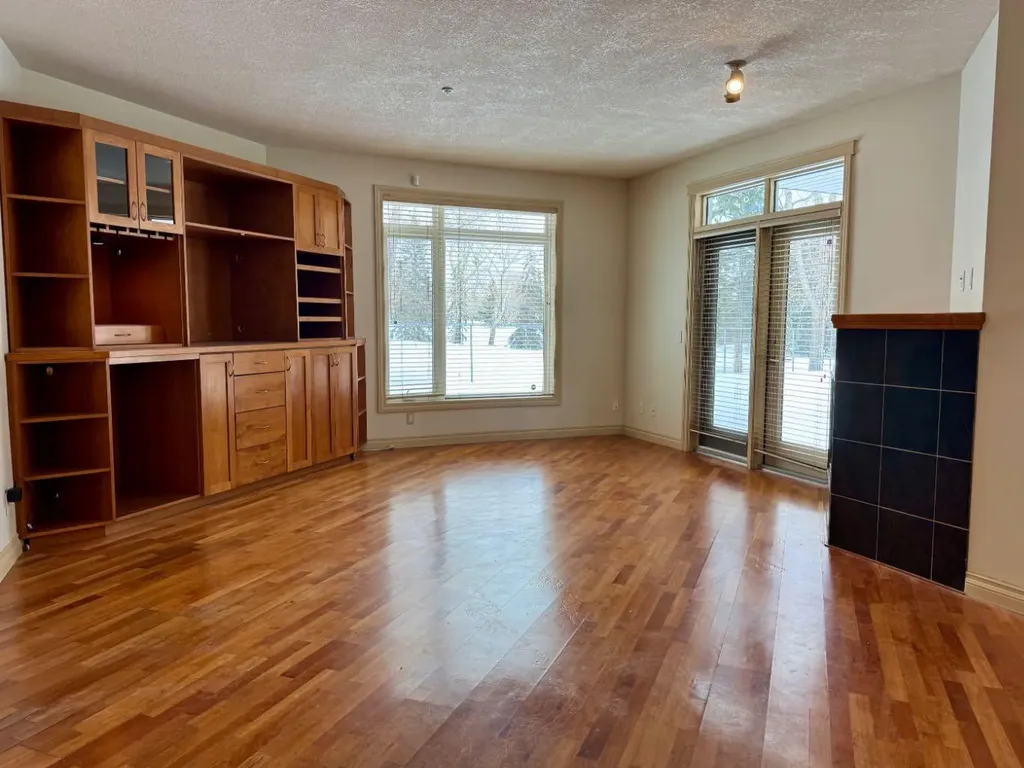24 Hemlock Crescent SW Calgary AB T3C 2Z1