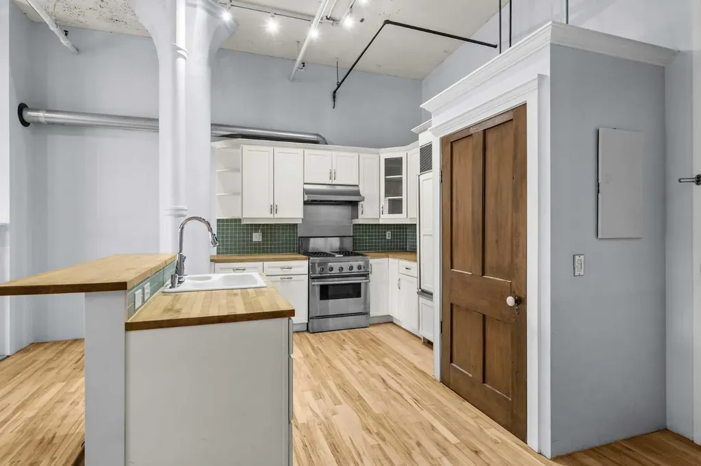 240 11 Avenue SW Calgary AB T2R 0C3