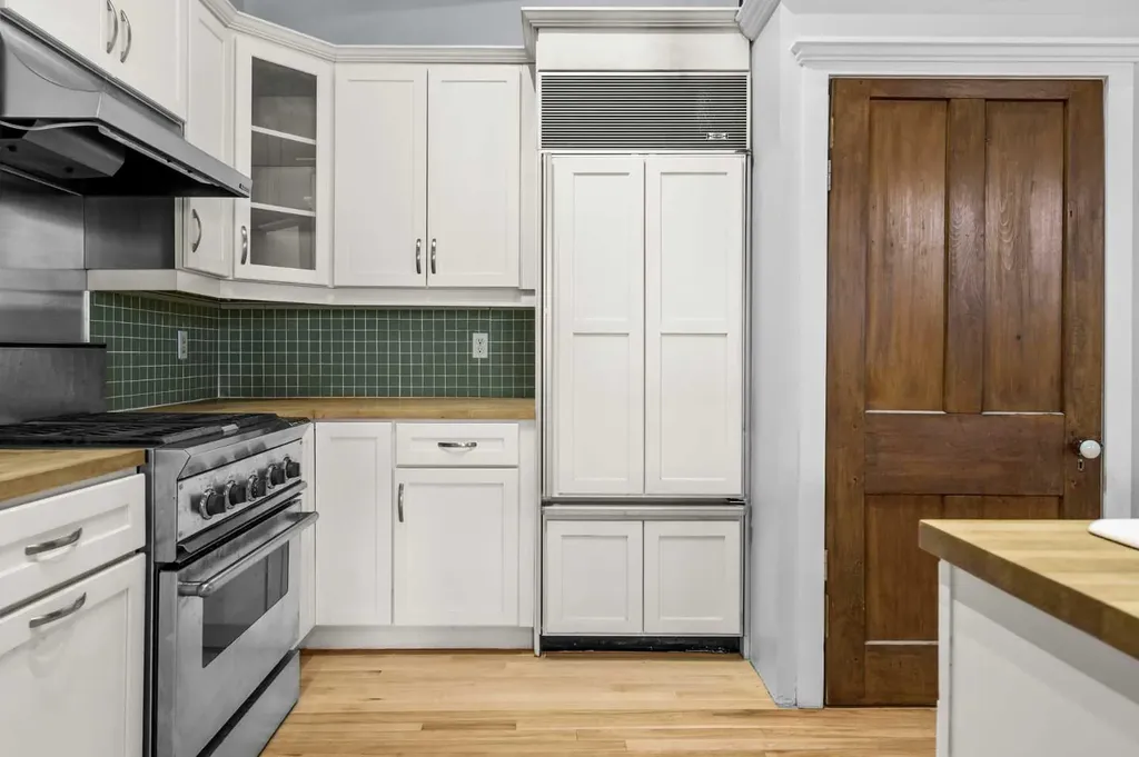 240 11 Avenue SW Calgary AB T2R 0C3