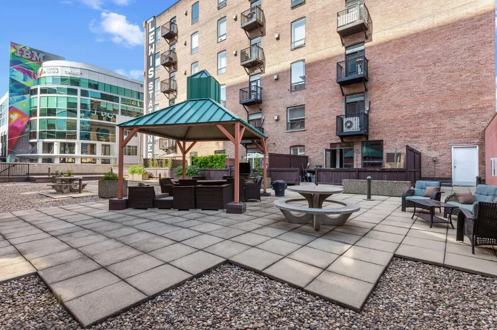 240 11 Avenue SW Calgary AB T2R 0C3