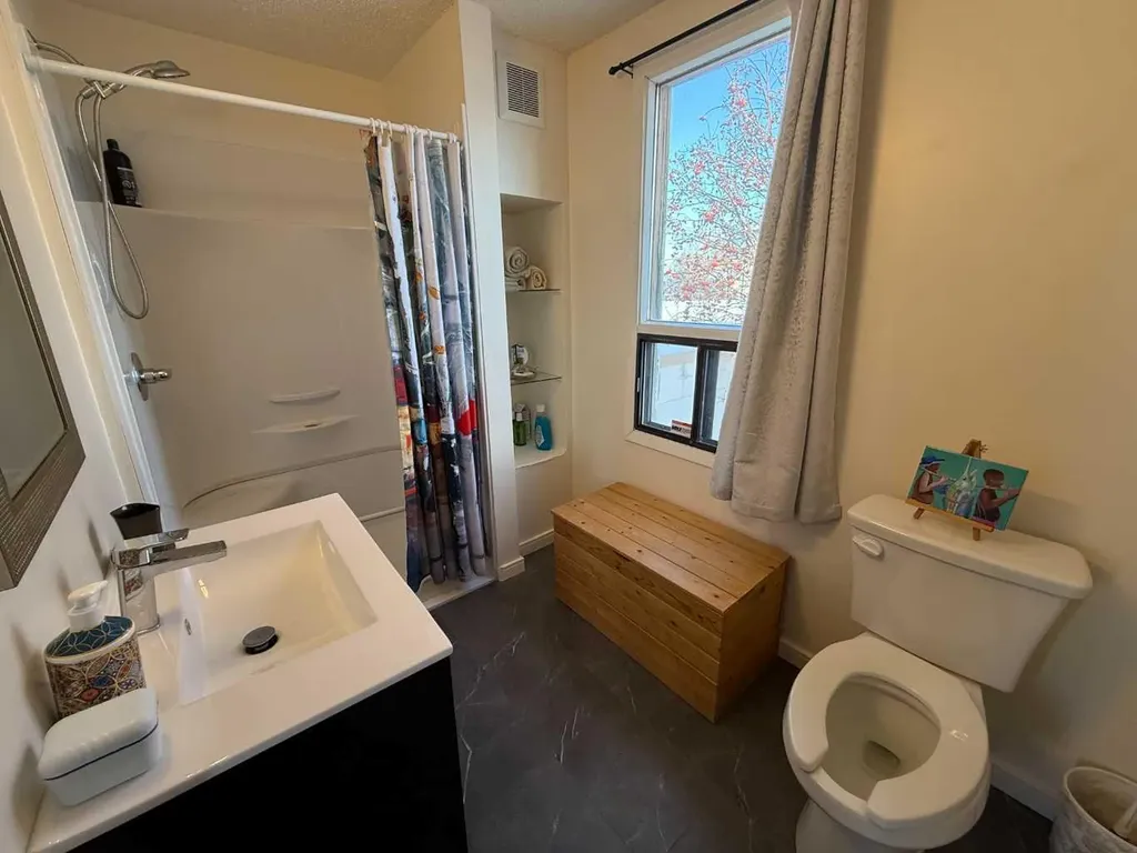 5012 51 Avenue Ponoka AB T4J 1R5