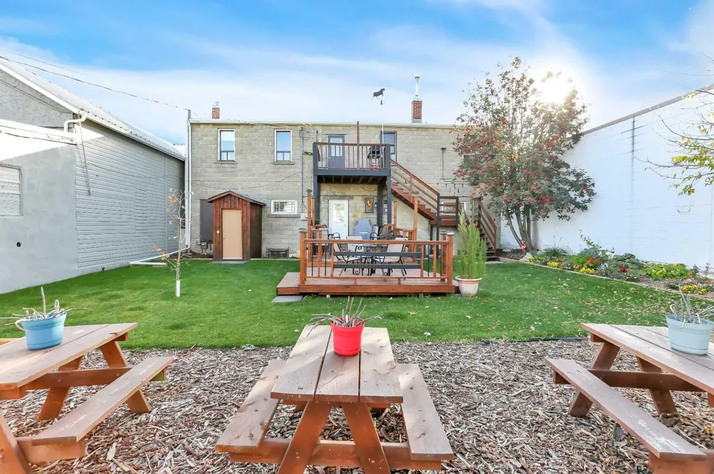 5012 51 Avenue Ponoka AB T4J 1R5