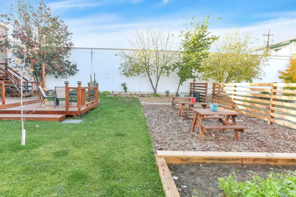 5012 51 Avenue Ponoka AB T4J 1R5