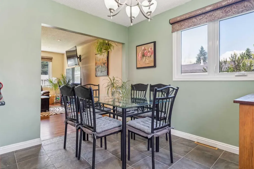 320 Haddon Road SW Calgary AB T2V 2Z3