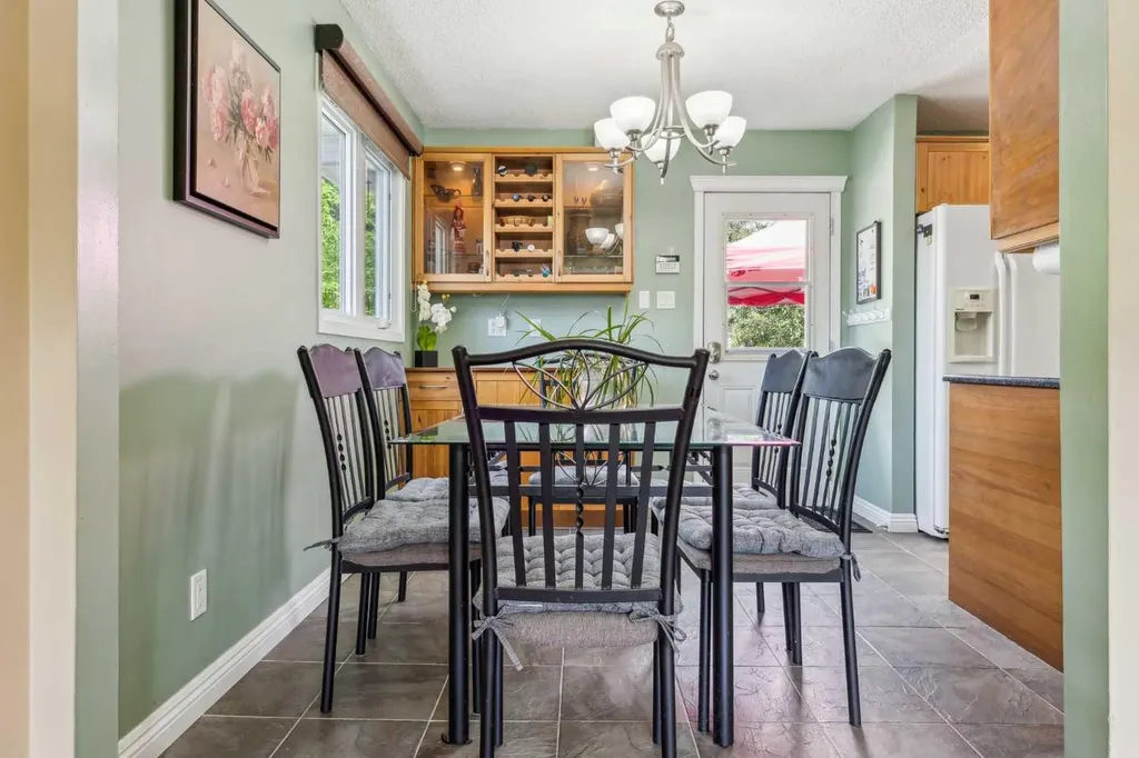 320 Haddon Road SW Calgary AB T2V 2Z3