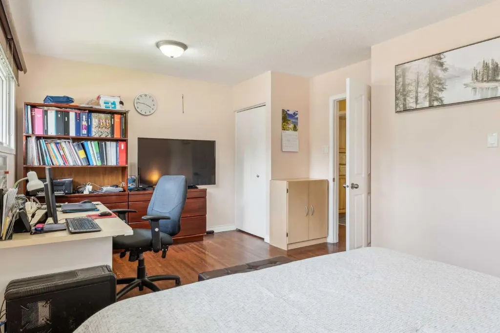 320 Haddon Road SW Calgary AB T2V 2Z3
