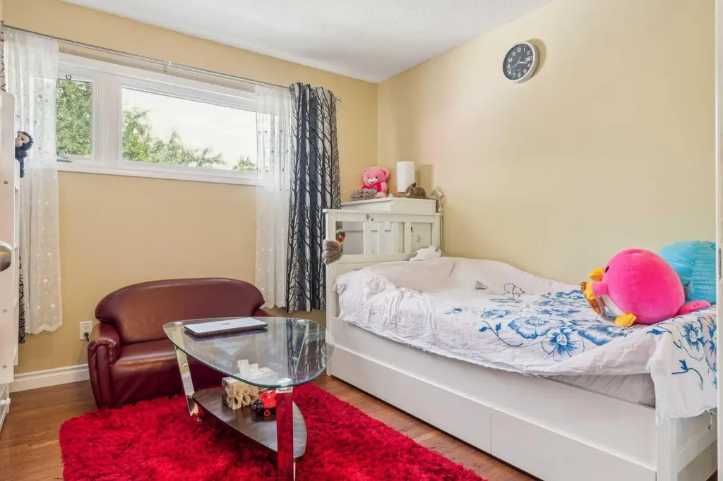 320 Haddon Road SW Calgary AB T2V 2Z3