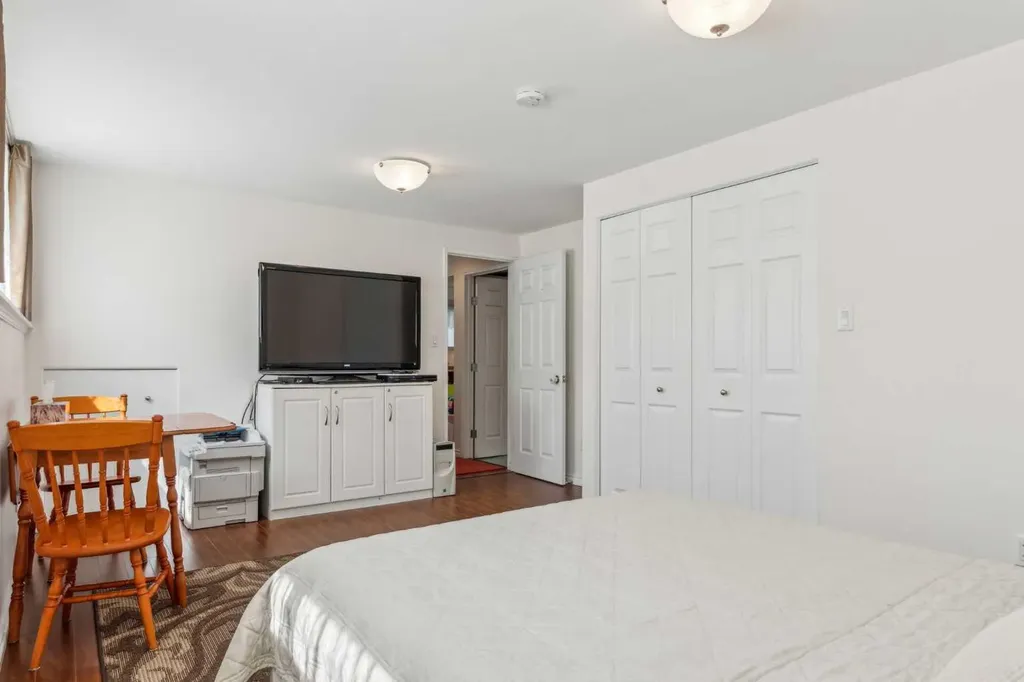 320 Haddon Road SW Calgary AB T2V 2Z3