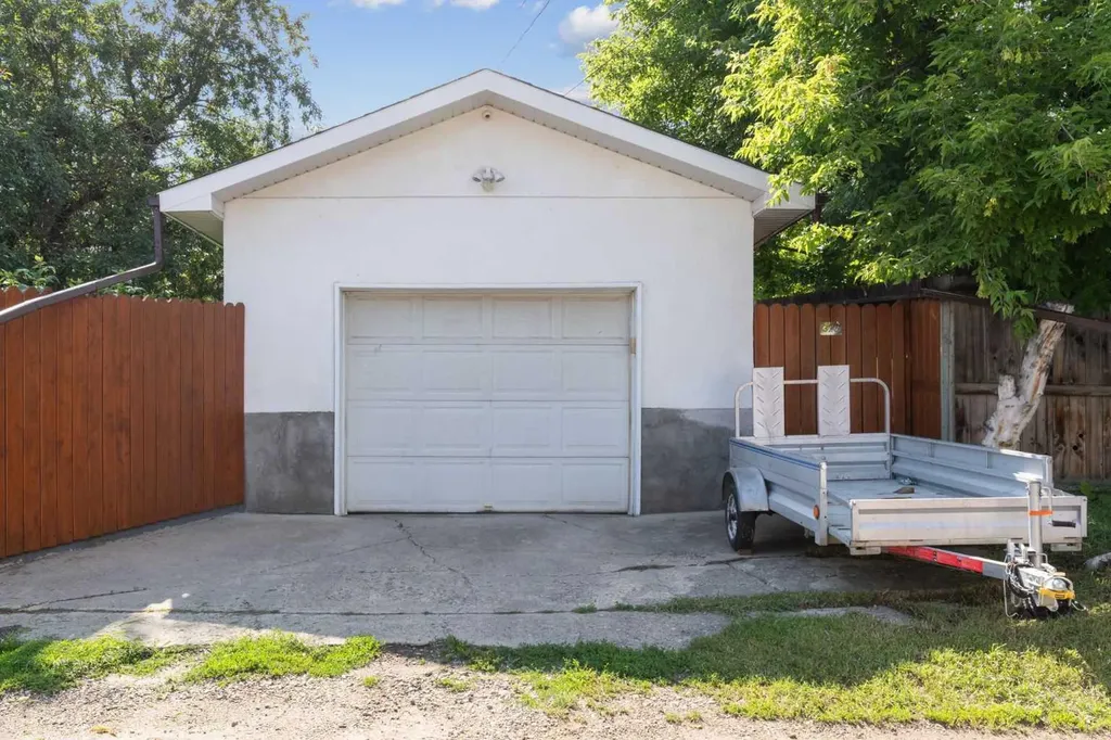 320 Haddon Road SW Calgary AB T2V 2Z3