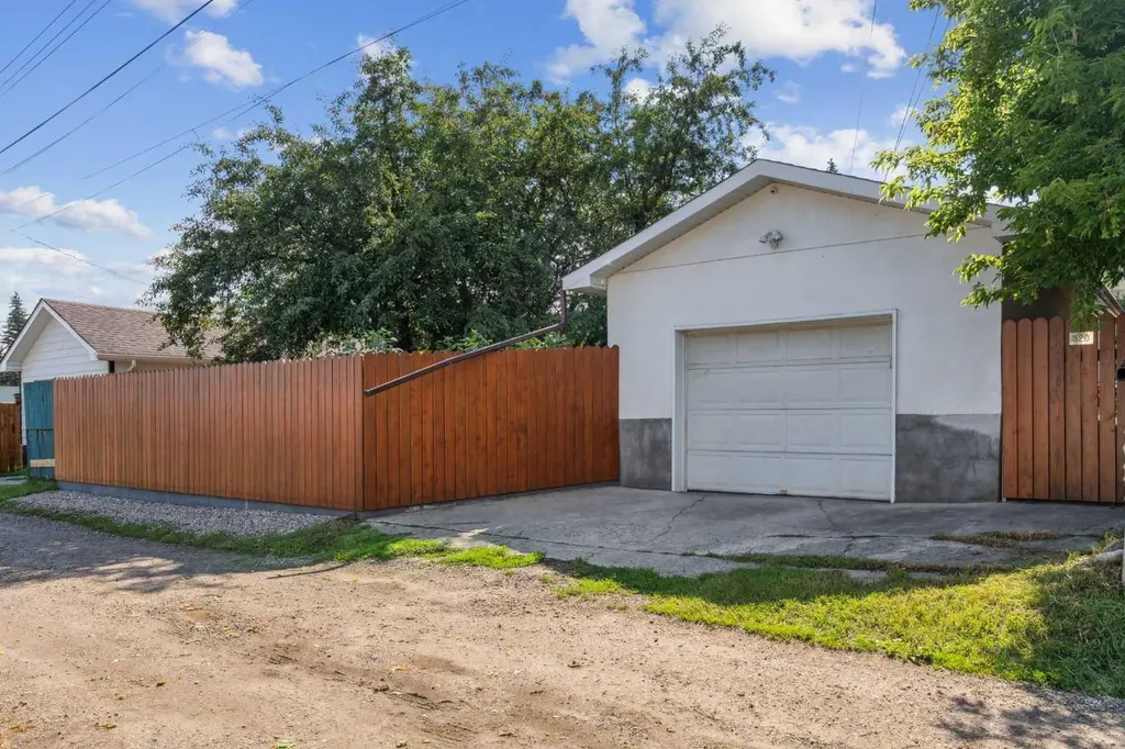 320 Haddon Road SW Calgary AB T2V 2Z3