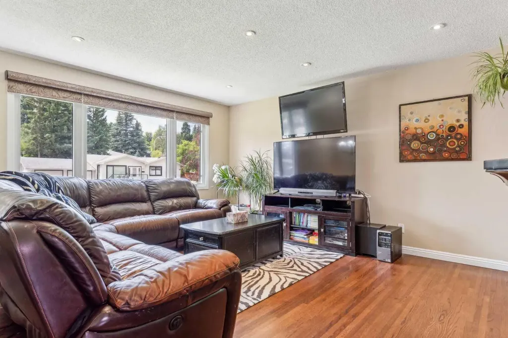 320 Haddon Road SW Calgary AB T2V 2Z3