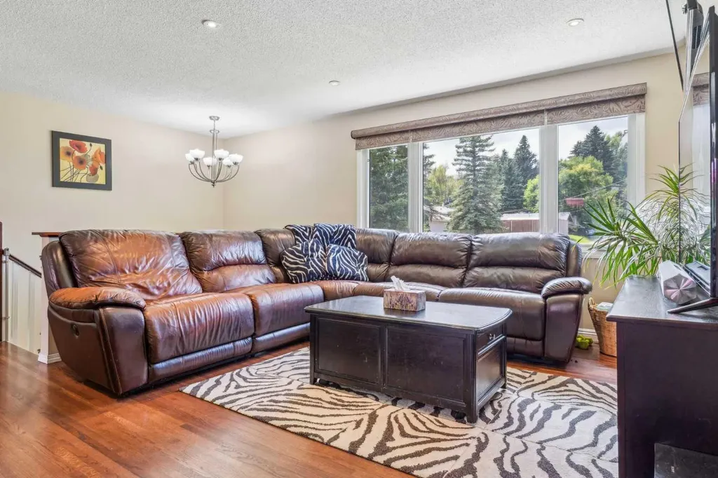 320 Haddon Road SW Calgary AB T2V 2Z3