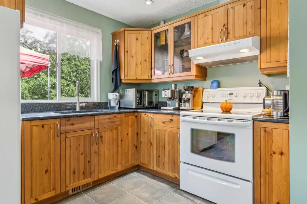 320 Haddon Road SW Calgary AB T2V 2Z3