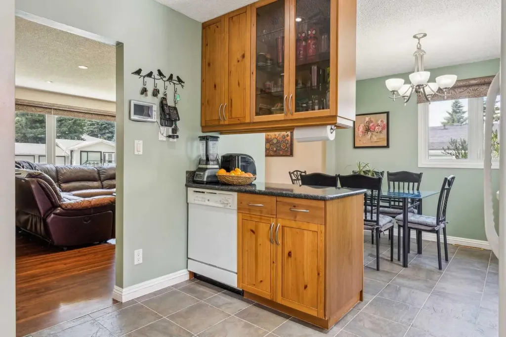 320 Haddon Road SW Calgary AB T2V 2Z3