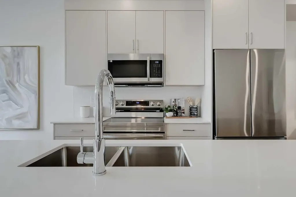 828 8 Avenue NE Calgary AB T2E 9E2
