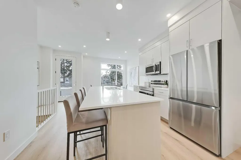 828 8 Avenue NE Calgary AB T2E 9E2
