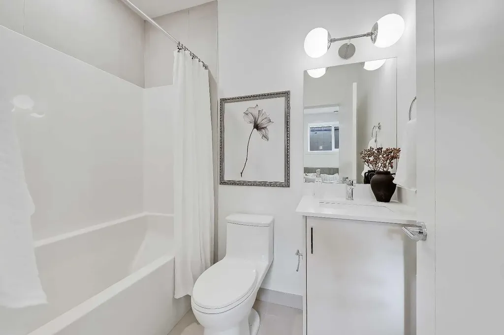 828 8 Avenue NE Calgary AB T2E 9E2