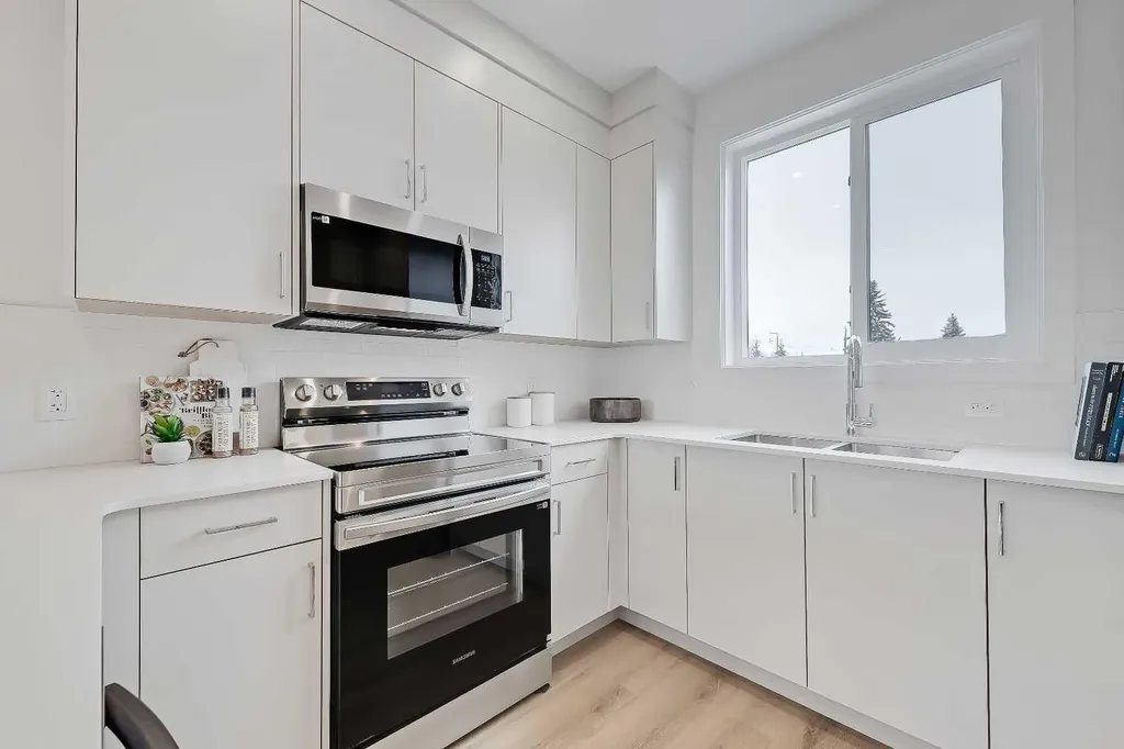 828 8 Avenue NE Calgary AB T2E 9E2