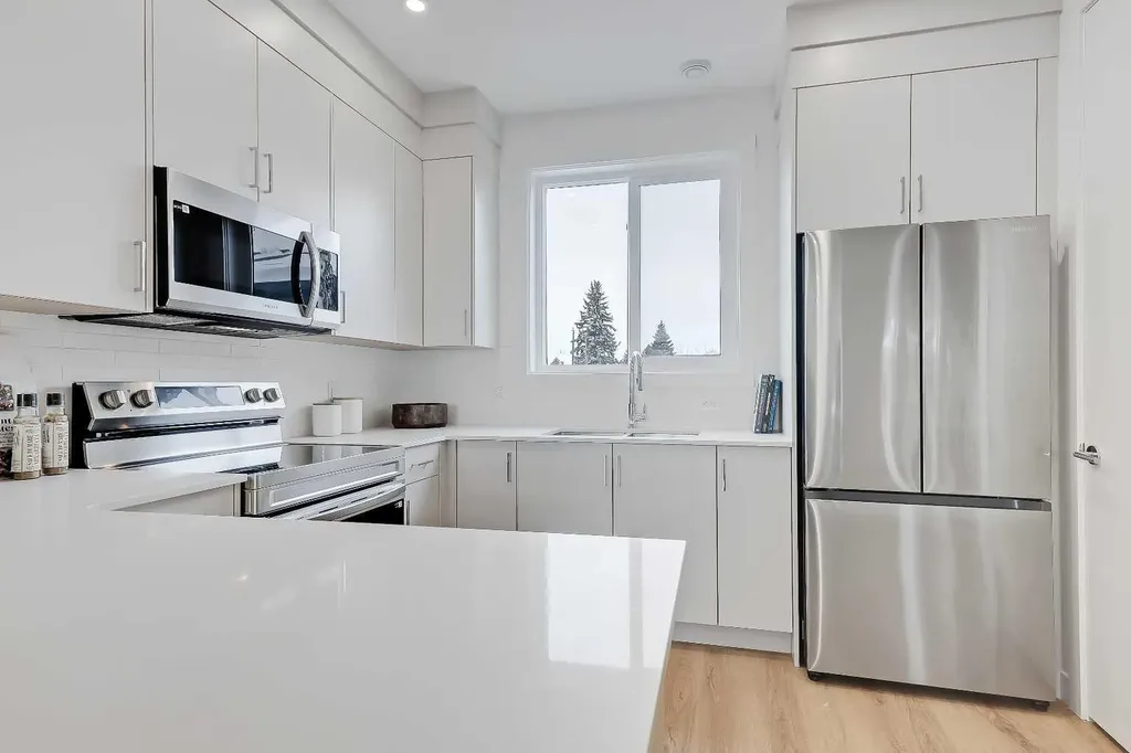828 8 Avenue NE Calgary AB T2E 9E2