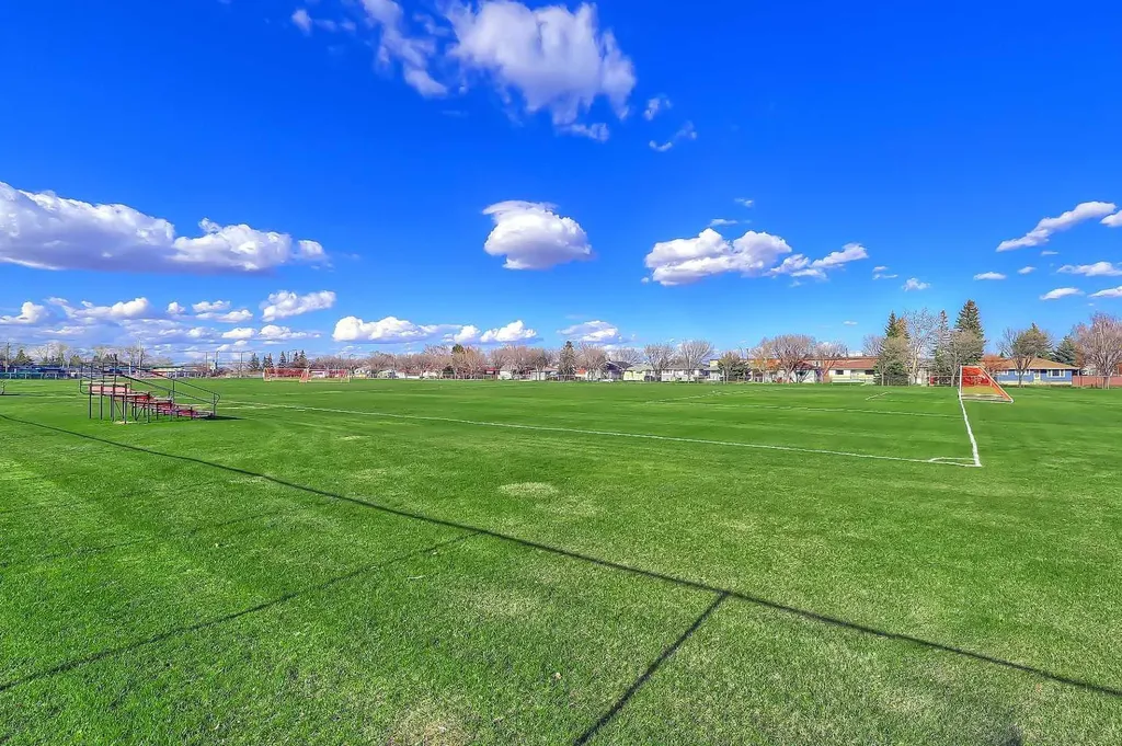 828 8 Avenue NE Calgary AB T2E 9E2