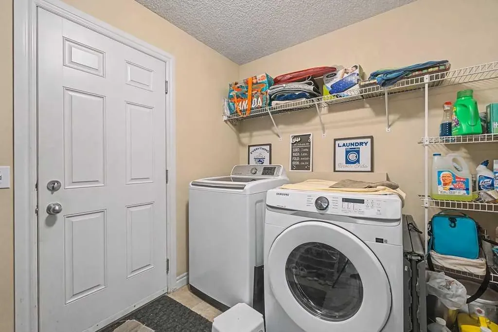 284 Hawkmere View Chestermere AB T1X 1T7