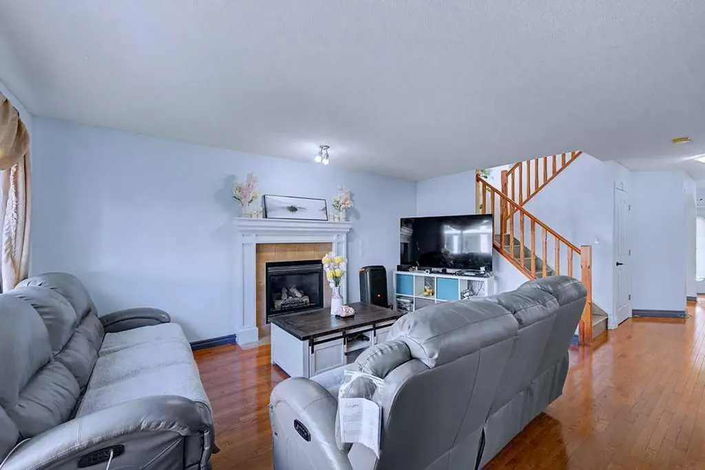 284 Hawkmere View Chestermere AB T1X 1T7