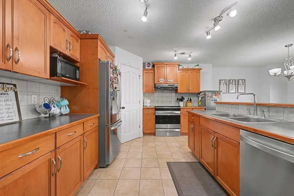 284 Hawkmere View Chestermere AB T1X 1T7