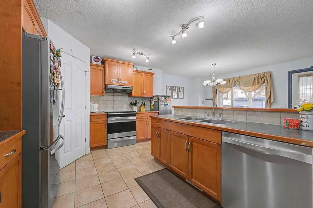 284 Hawkmere View Chestermere AB T1X 1T7